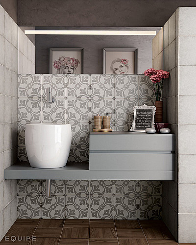 ArtNouveau_Grey_RamblaGrey_WoodlandHoney_Bathroom