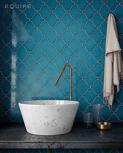 scale_alhambra_electricblue_bath-819x1024